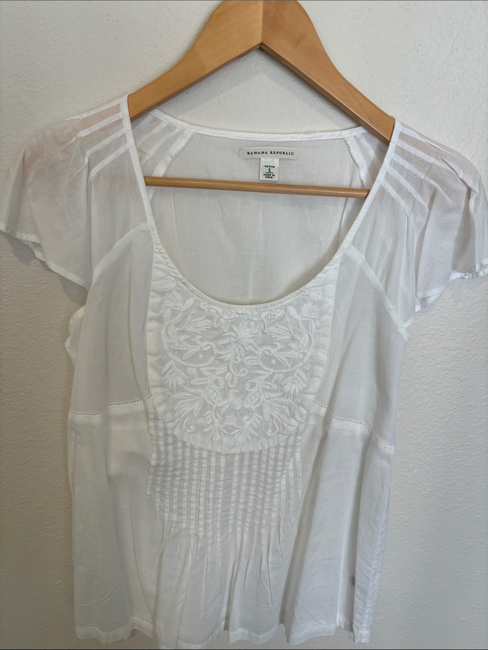 Banana Republic White Embroidered Scoop Neck Blouse